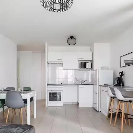 A Pair Of Two-bed With Outdoor Spaces And Parking By The Garonne 아파트