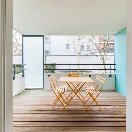 A Pair Of Two-bed With Outdoor Spaces And Parking By The Garonne *