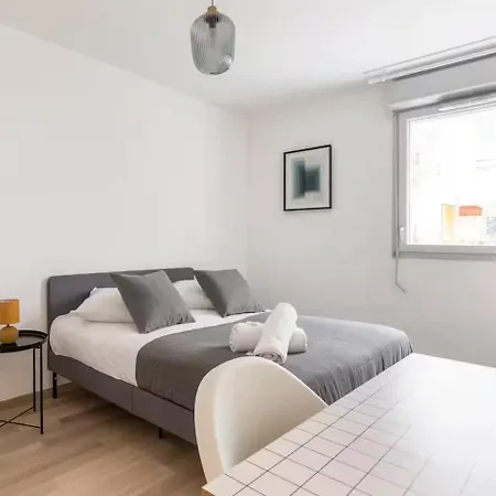A Pair Of Two-bed With Outdoor Spaces And Parking By The Garonne